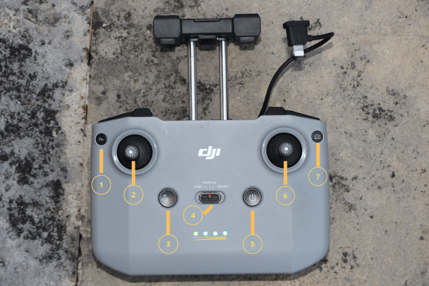 Die Vorderseite der DJI RC-N1 Fernsteuerung im Test, die Tasten und Bedienelemente sind nummeriert.